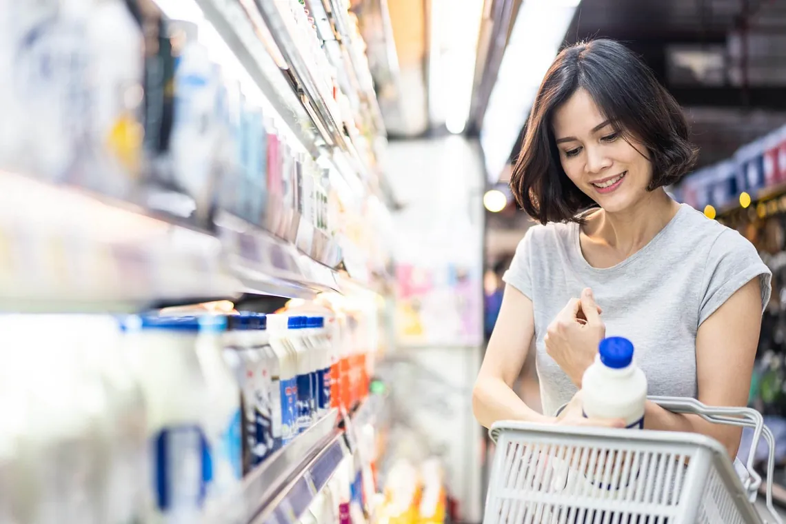 Mujer en supermercado